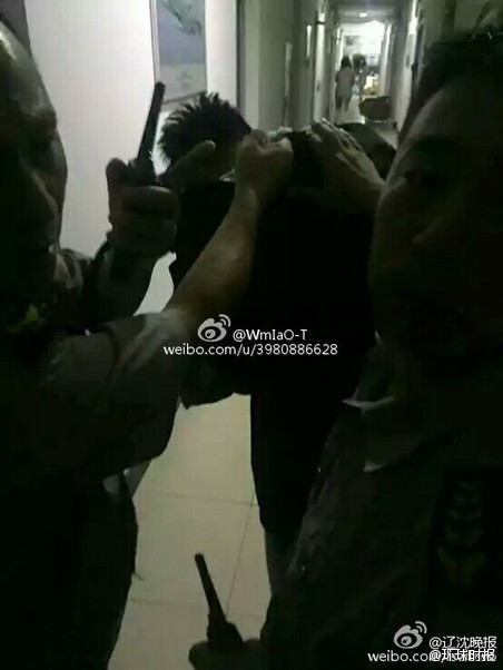 女人脱精光扒开大腿