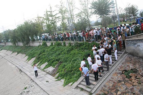 男仆撑开 让人玩弄动漫