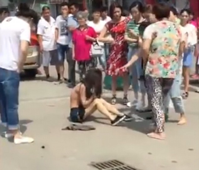 俄罗斯村妇当街暴打小三 脱下其衣服游街