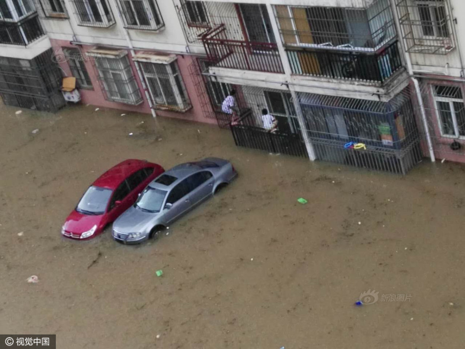 武汉暴雨围墙坍塌图片_WWW.66152.COM