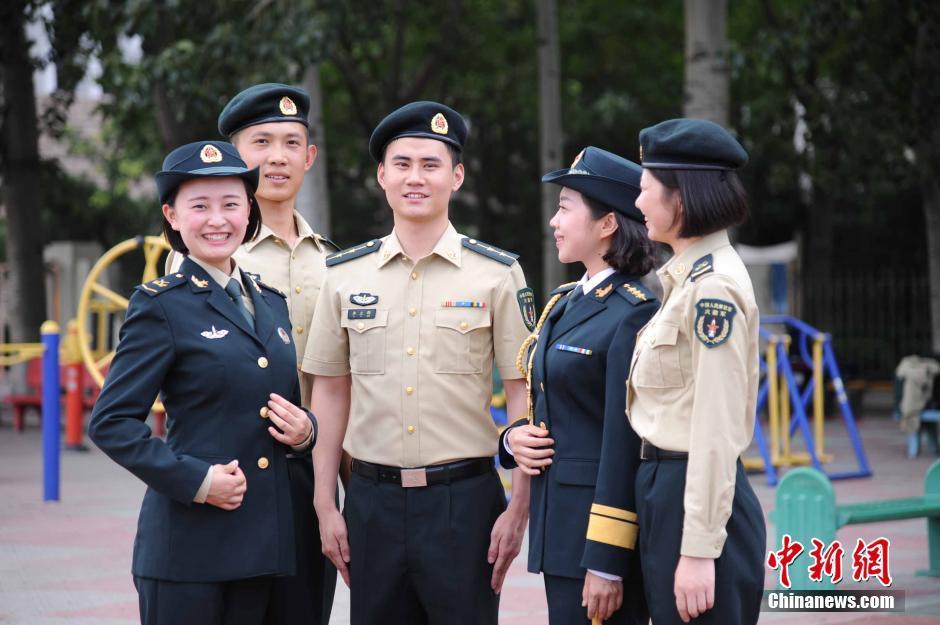 火箭军官兵启用穿着新式礼(常)服