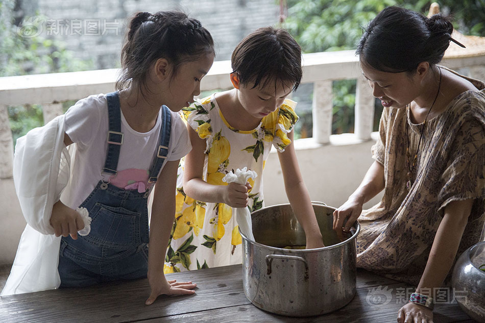 女人扒开 给男生摸 时拉了