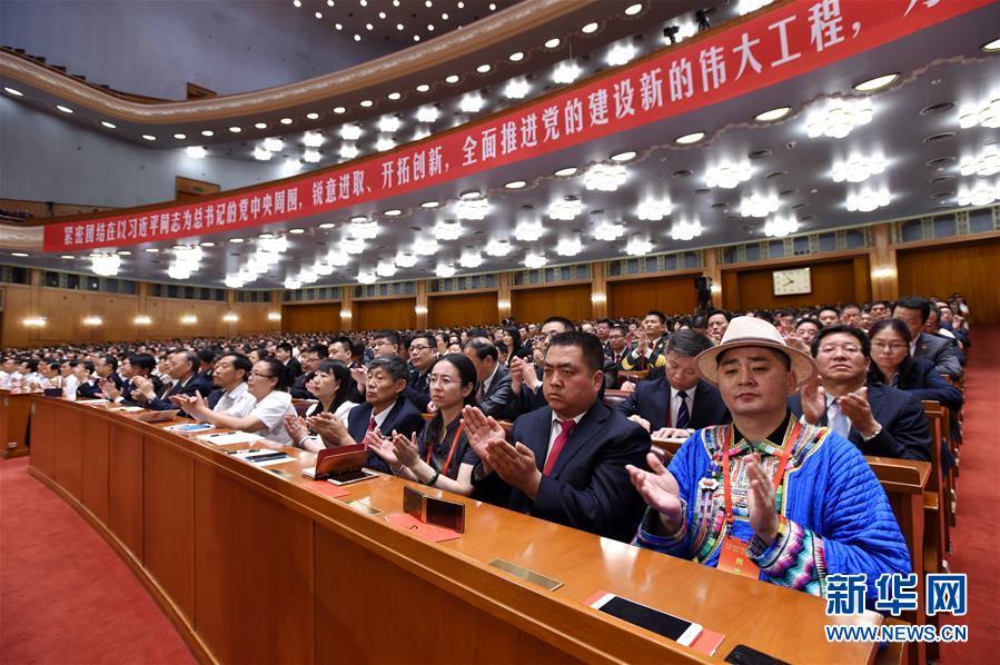 粉嫩被两个黑鬼疯狂进出