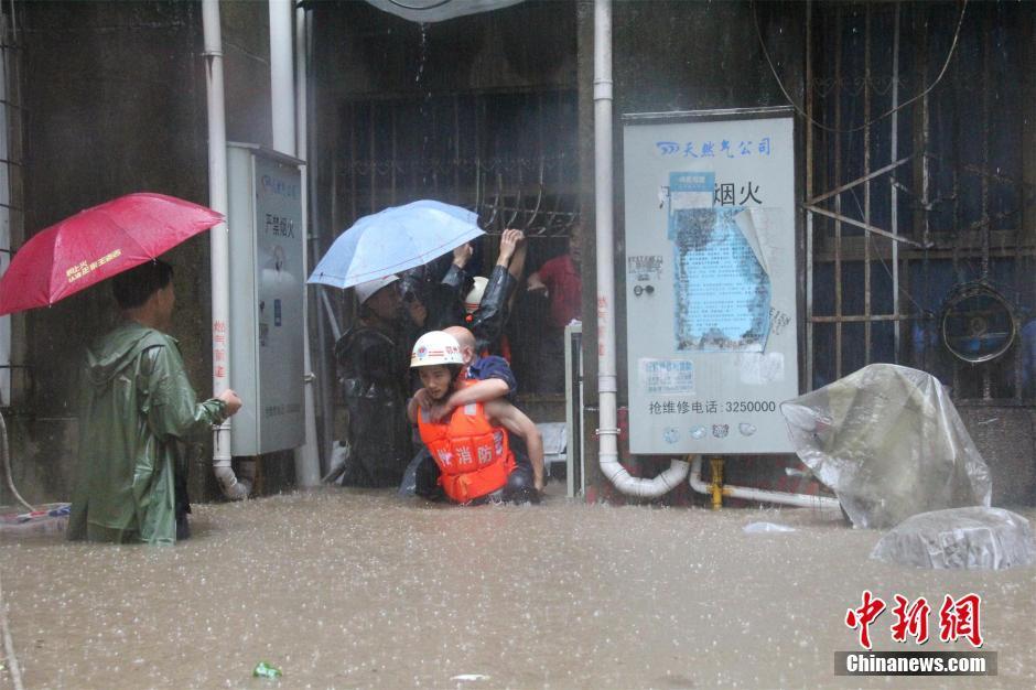 扒开JK白丝老师内裤进入