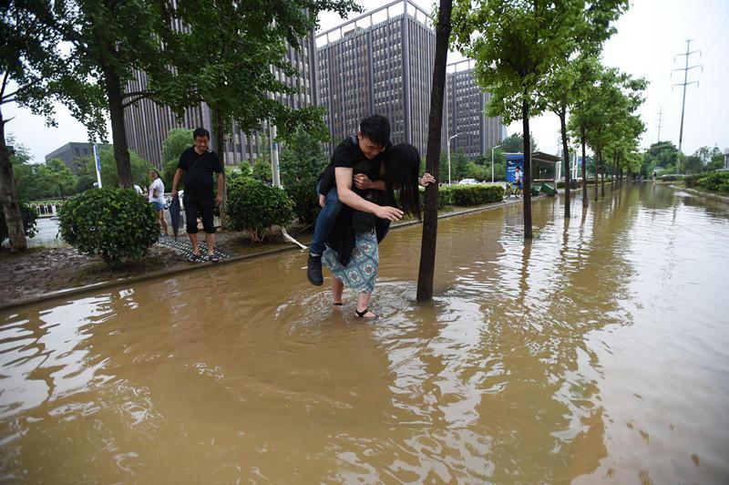 《禁止的爱浴室吃奶无删》