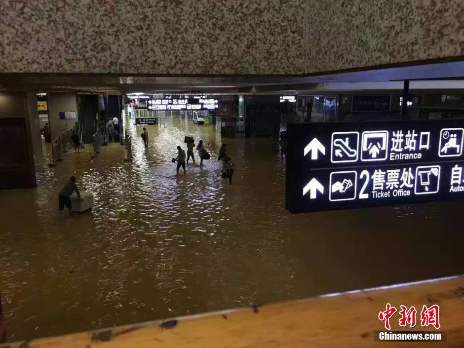现场实拍：武汉大水围城 交通瘫痪全市停课(组图)