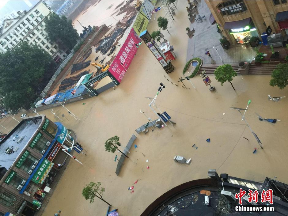 现场实拍：武汉大水围城 交通瘫痪全市停课(组图)