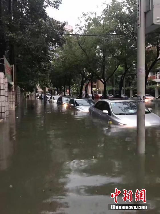 现场实拍：武汉大水围城 交通瘫痪全市停课(组图)