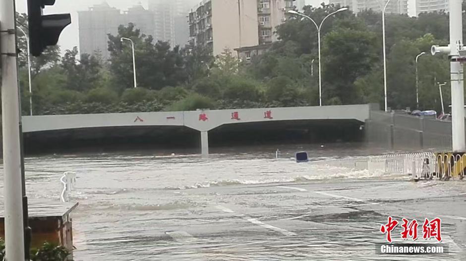 现场实拍：武汉大水围城 交通瘫痪全市停课(组图)