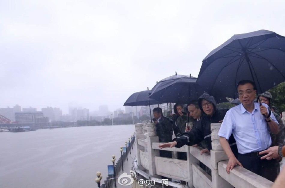 魅魔被当众调教扒开屁股抽打