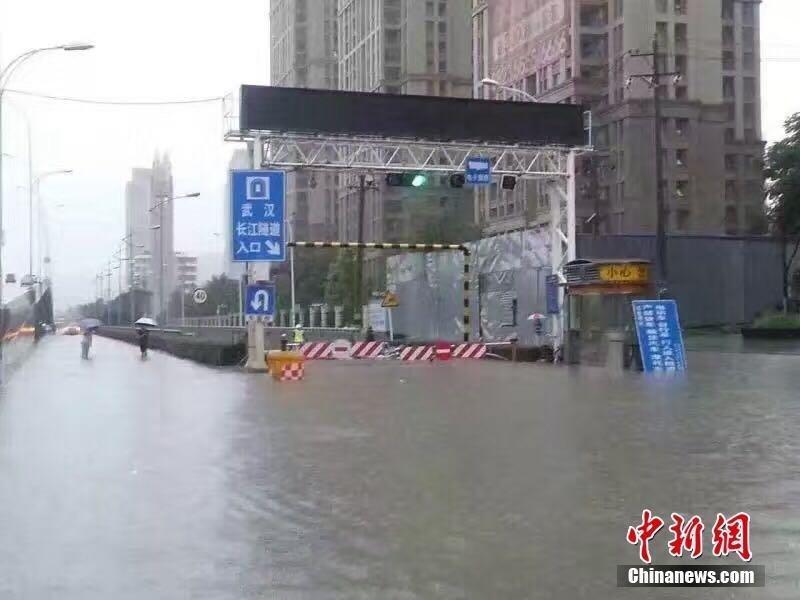 巜一边亲一边摸下奶韩