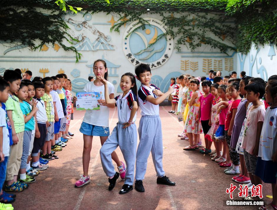 美女露出100%奶光无遮挡