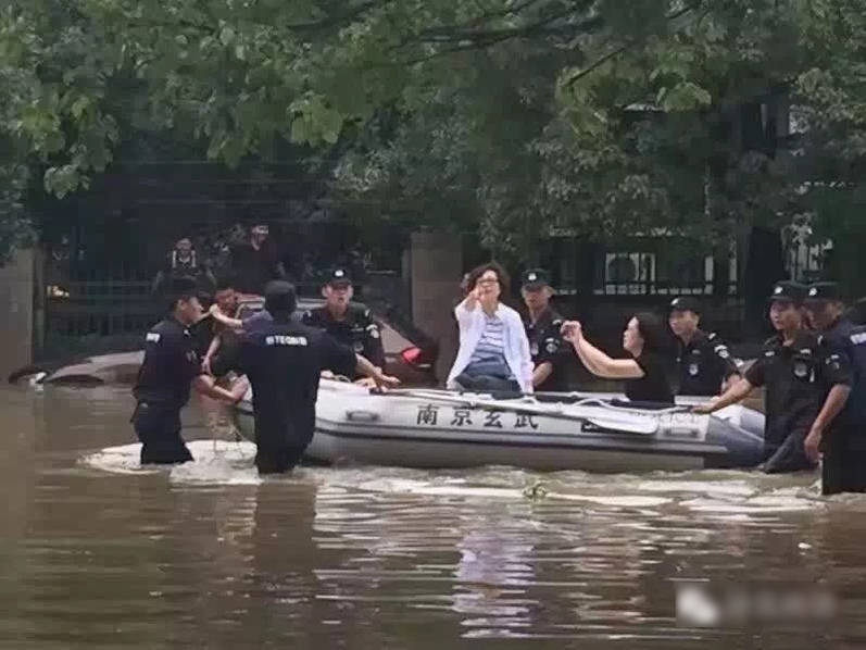 男仆撑开 让人玩弄