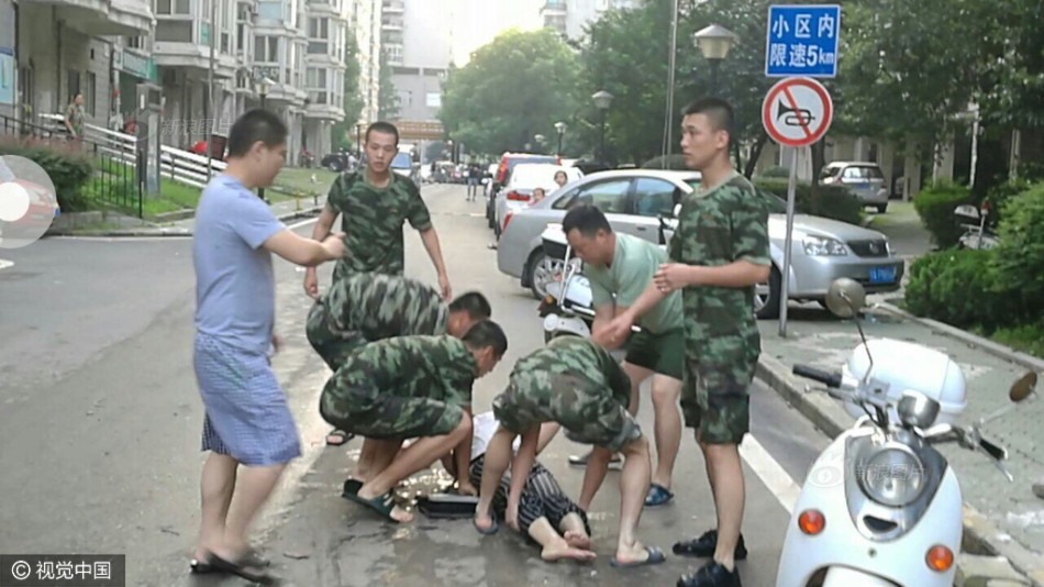 猜你喜欢 6 / 8 据不完全统计,这名女子应该是此次湖北暴雨因趟水触电