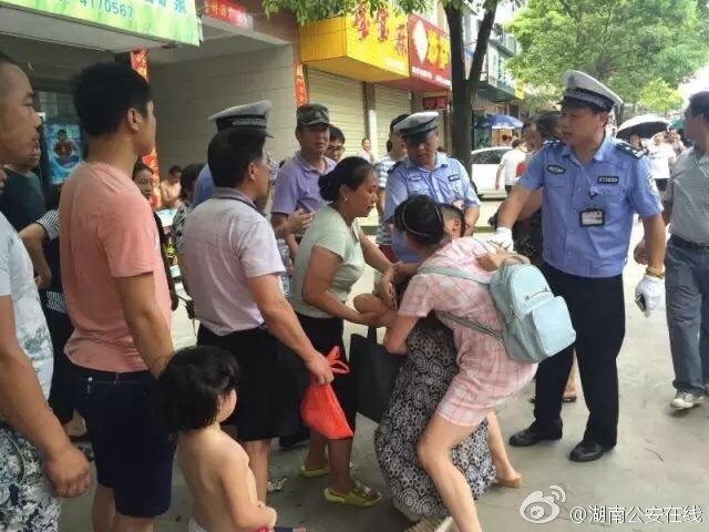 女班长憋尿摸自己小内内