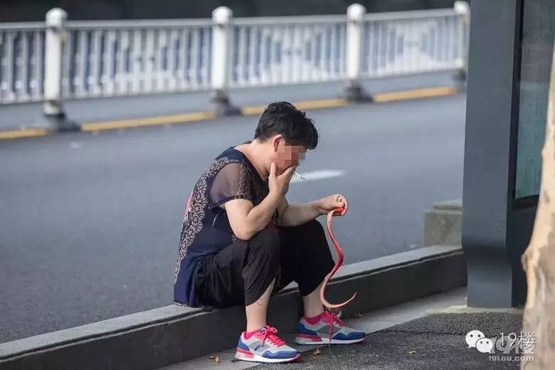欧美女裸露阴喷浆