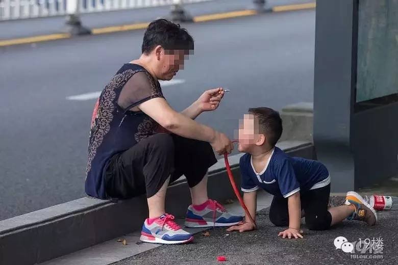 美女裸奶