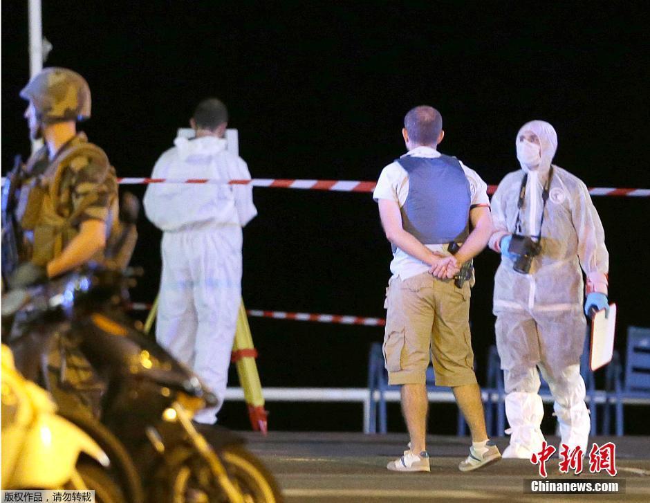 在公车上露着奶被男人玩