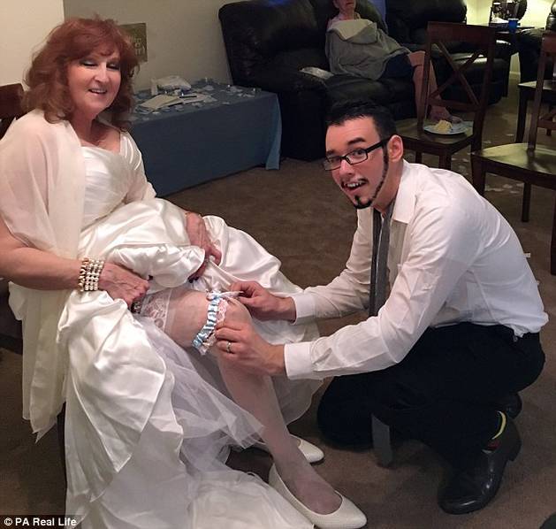 美女让男人捅