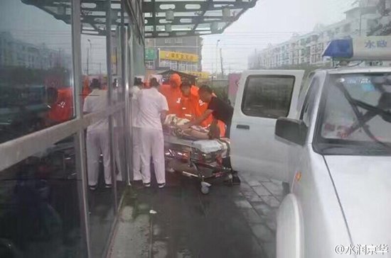 公交车被脱了内裤进入动漫