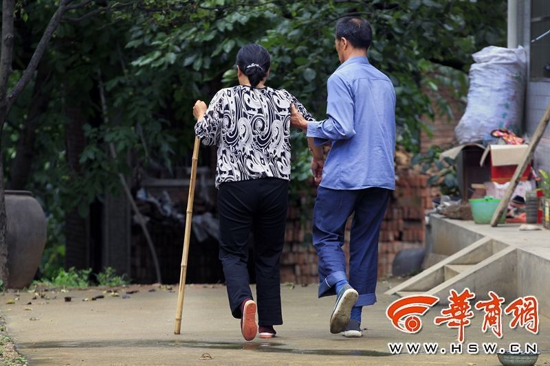 被学长抱进小树林c个爽