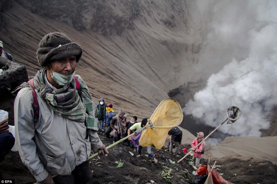 印尼火山喷发 村民冒死爬火山口祭祀_高清图集_新浪网