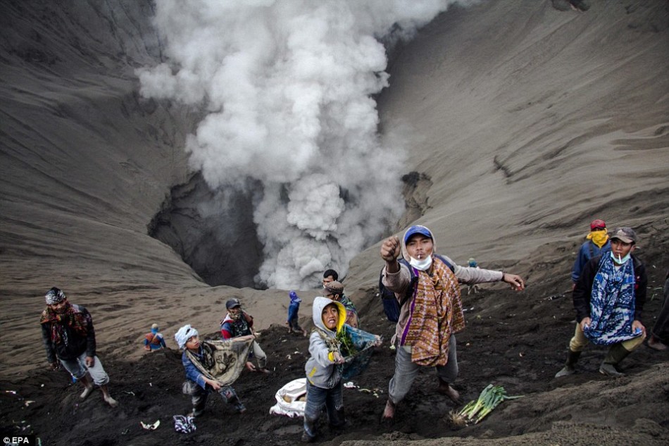 印尼火山喷发 村民冒死爬火山口祭祀_高清图集_新浪网