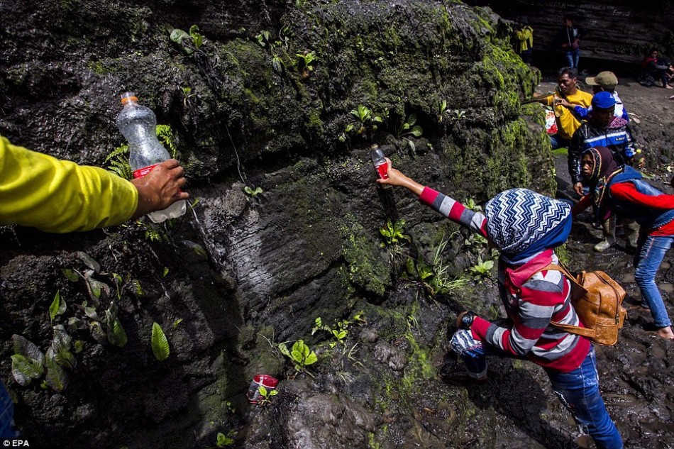 印尼火山喷发 村民冒死爬火山口祭祀_高清图集_新浪网