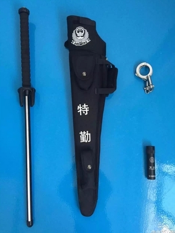 深圳警察巡逻行走江湖就靠这把大宝剑了