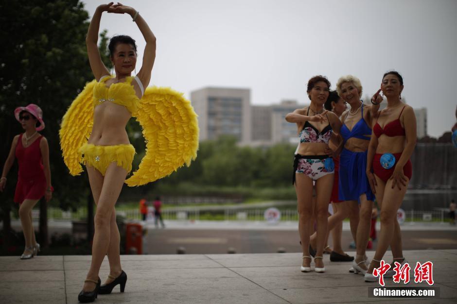 添老女人囗交图片