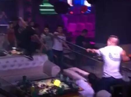 为争车位 长沙两酒吧爆发大规模群殴