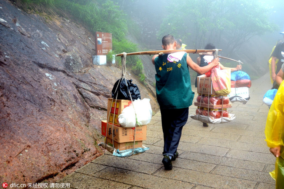 黄山挑夫上山一次肩挑100公斤重物 工钱200元