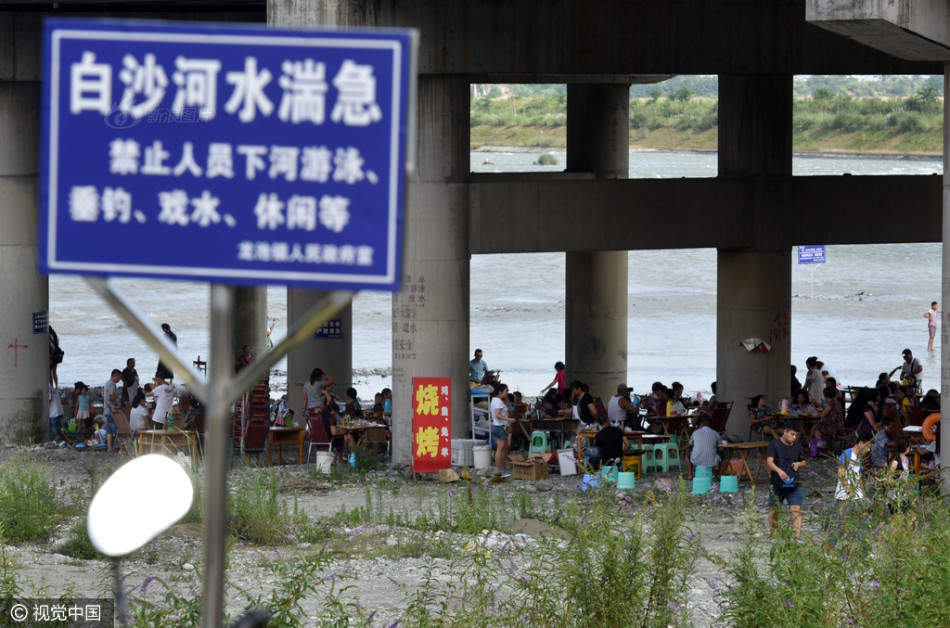 老师脱 让学生摸
