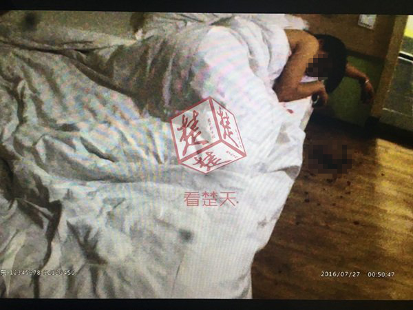 护士脱了精光让人摸秘 喂奶