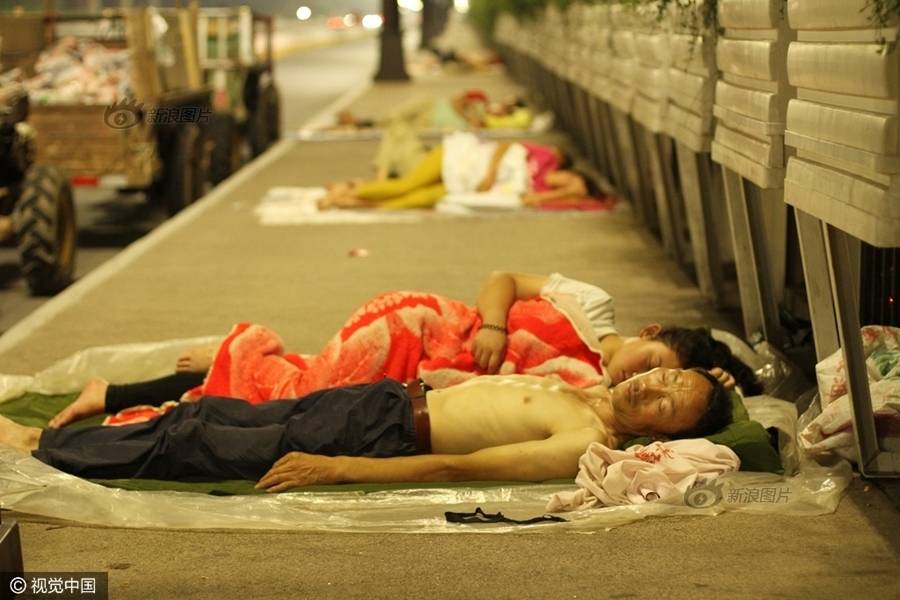 女人脱了内裤趴开腿让男躁动漫