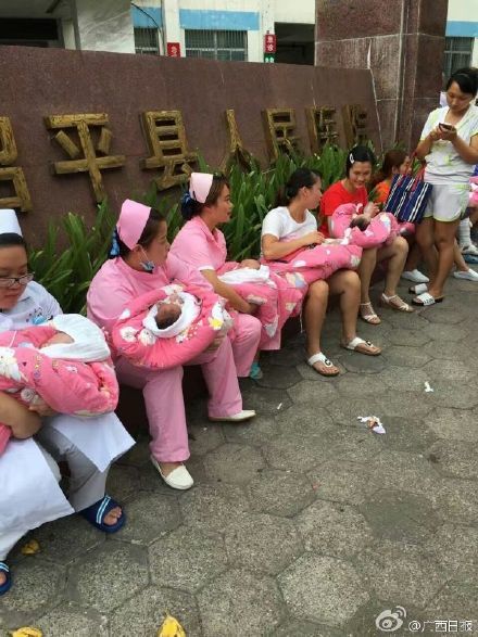 女生挑战胸无遮挡