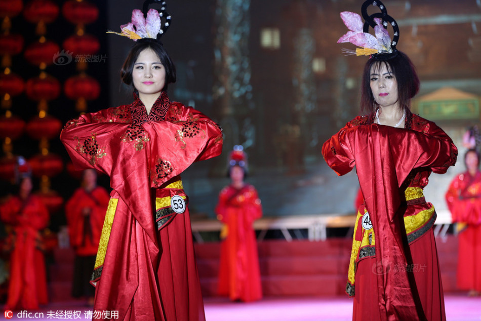 男拨美女露出奶头秘 大胸
