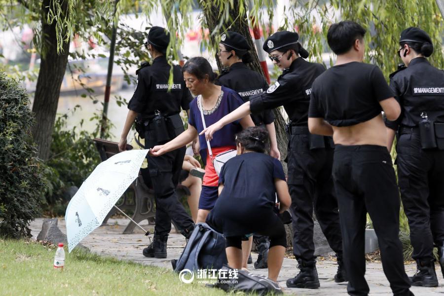 女仆扒开 让客人添