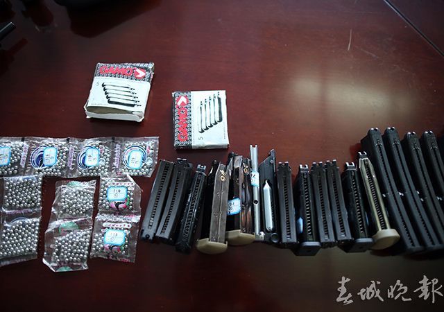 动漫人物扒开腿狂 触手