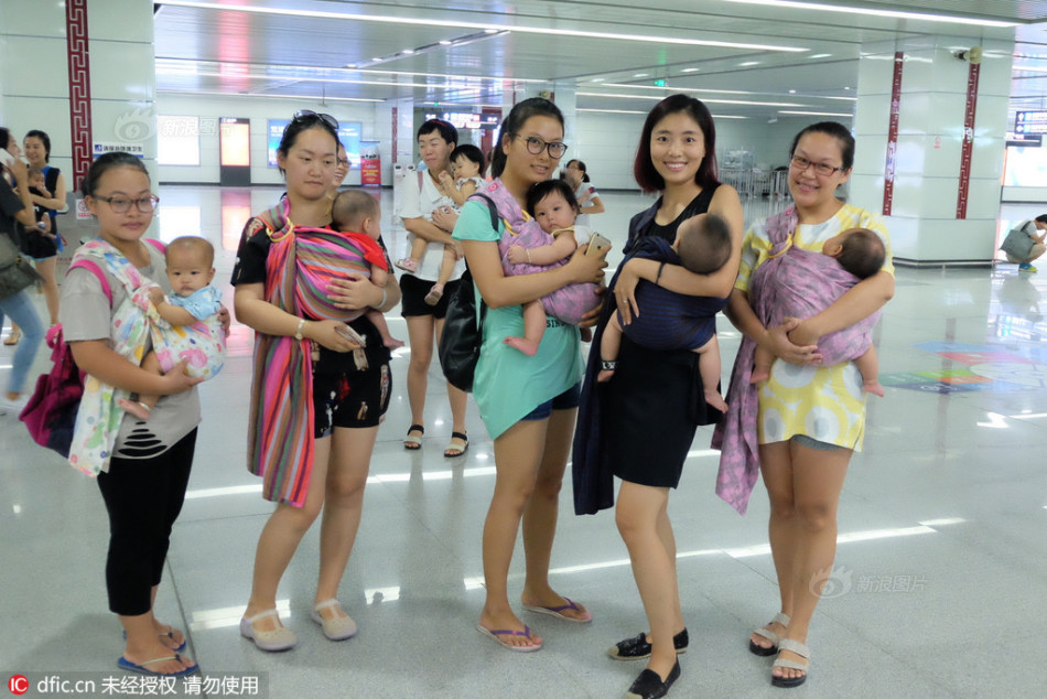 广西50多位辣妈地铁集体哺乳