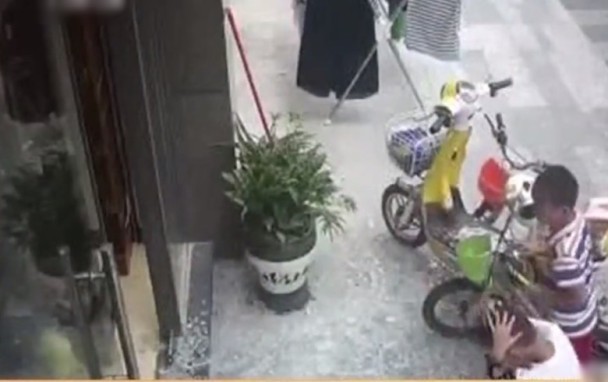 乳房被几个流浪汉疯狂玩弄