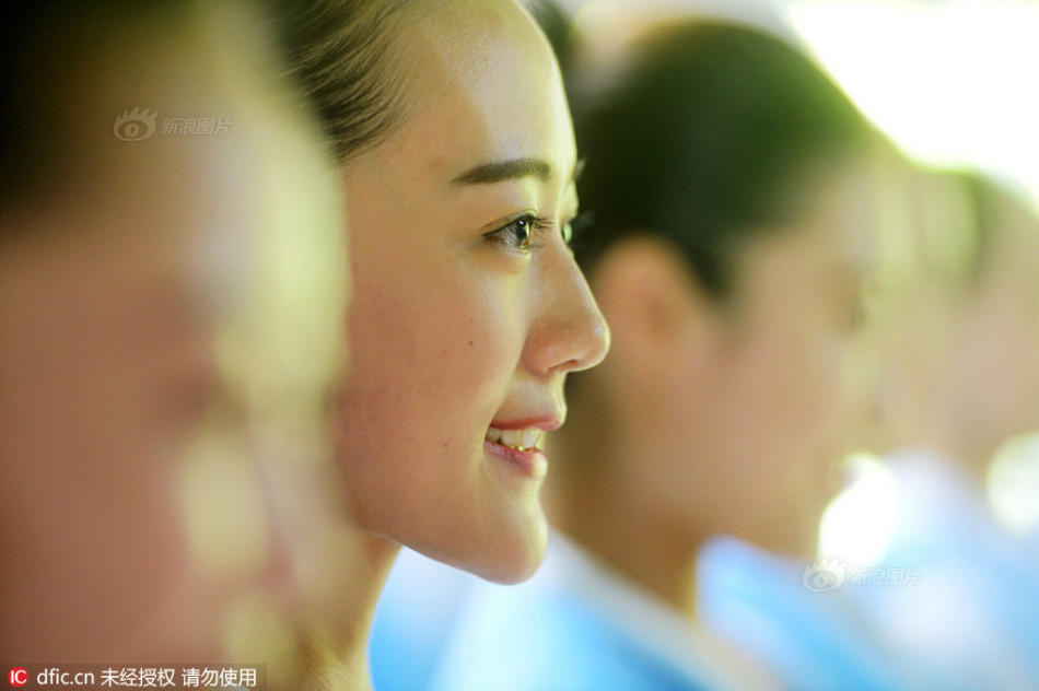 扒开 让老师的 进去视频