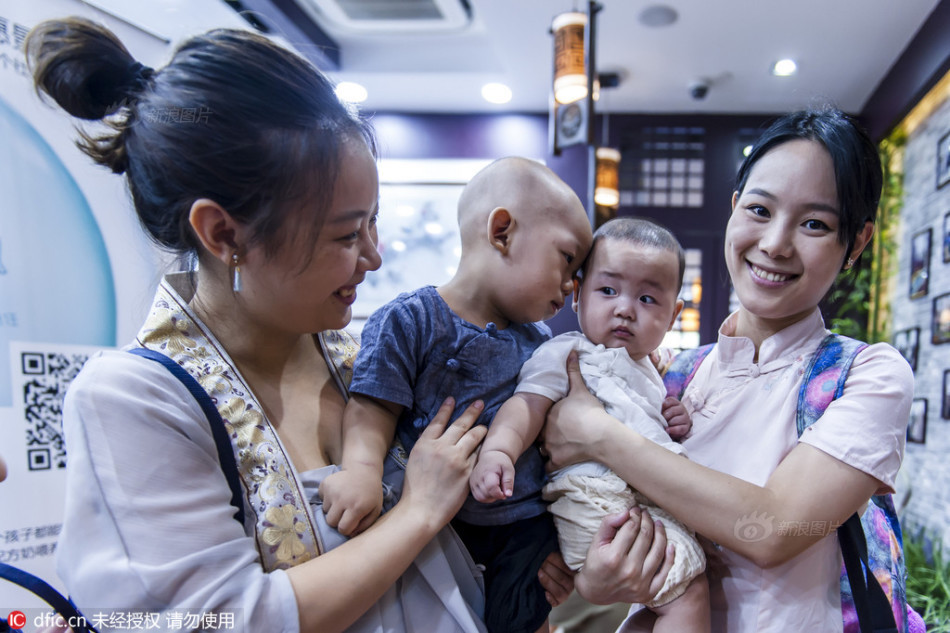上海母乳快闪_上海40位妈妈穿汉服母乳快闪倡导母乳 ...
