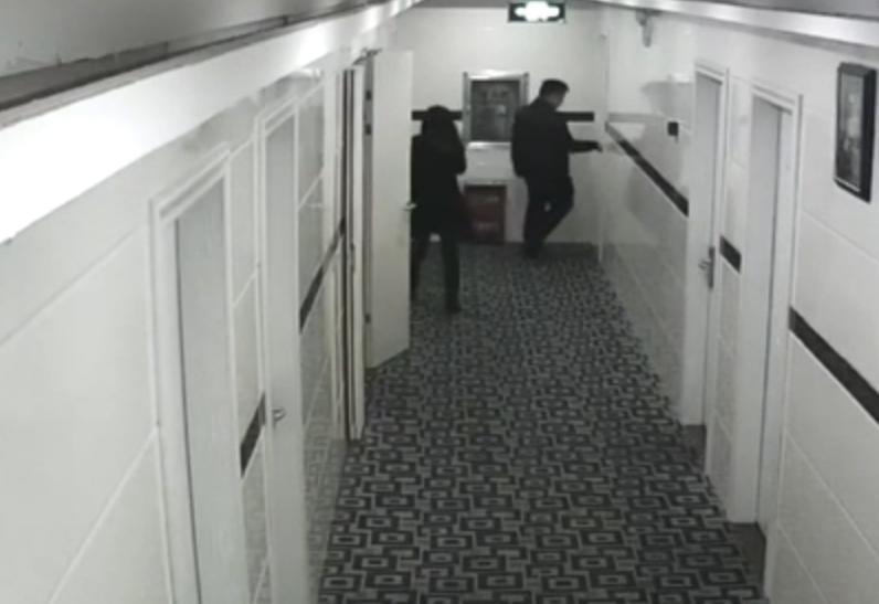 被女同学摁住玩弄小ji ji