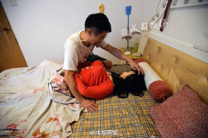 粉嫩被两个黑鬼疯狂进出