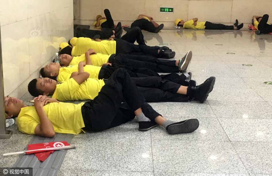 男女打扑克
