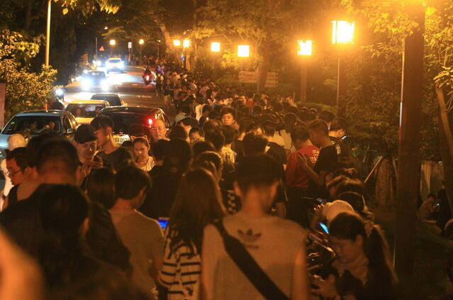偷情黄色三级片公一车