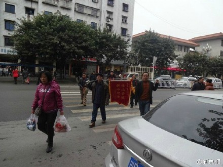 两男吸乳一女奶的社会特征