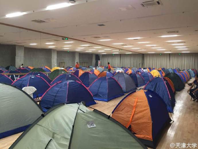 伸进她的小内裤里疯狂揉摸动漫