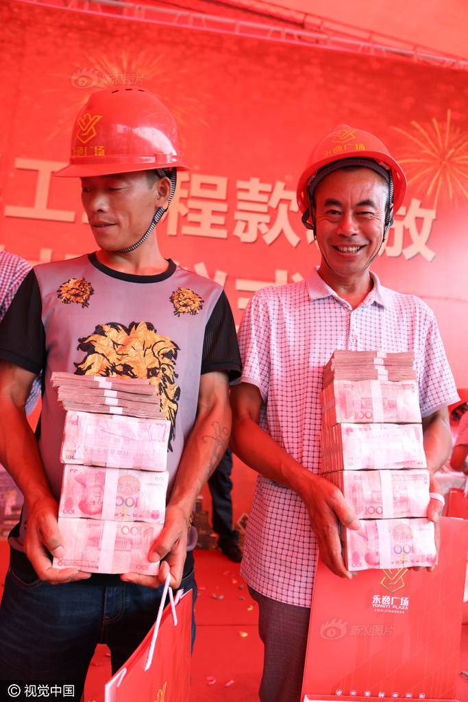 校长猛挺进小莹的体内